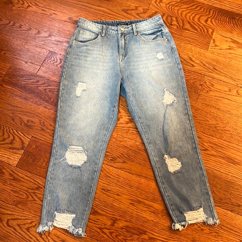 Boohoo Light Wash Denim Distressed Fringe Bottom Jeans Size 8
